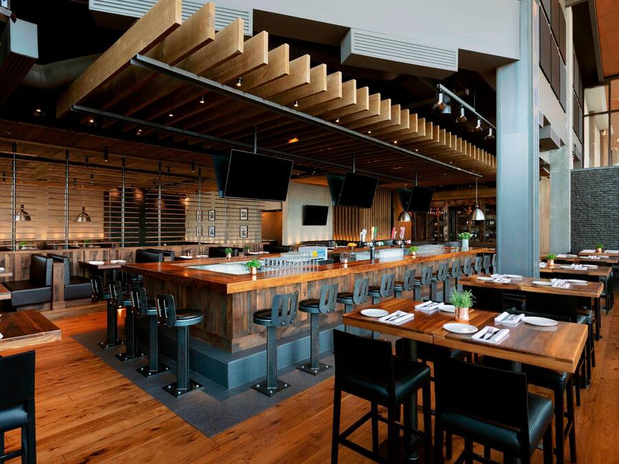 Serves breakfast, lunch, and dinner