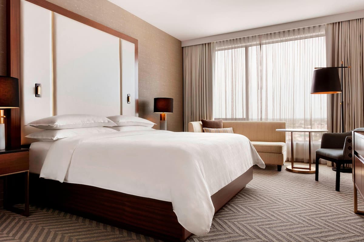 Room, 1 King Bed, Non Smoking | Premium bedding, pillowtop beds, in-room safe, desk
