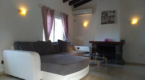 TV, fireplace