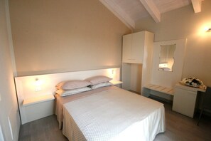 Habitación doble | Ropa de cama de alta calidad, caja fuerte, escritorio