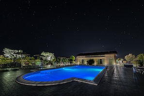 Piscine extérieure, chaises longues