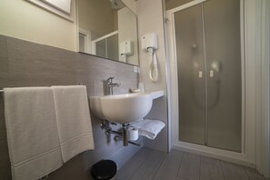 Habitación doble | Baño | Regadera, amenidades de baño gratuitas, secadora de cabello, bidet 