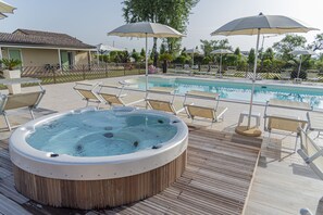 Piscine extérieure, chaises longues