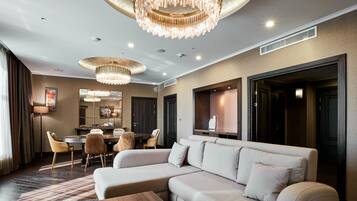 Presidential Suite | Hypo-allergenic bedding, in-room safe, desk, laptop workspace