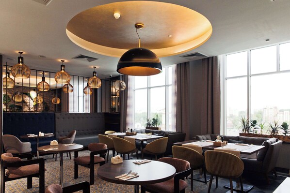 Se sirven desayunos y cocina internacional; con mesas al aire libre 