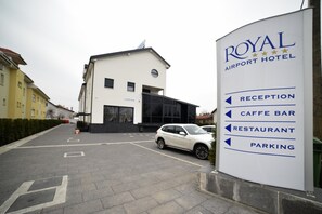 A sign for the Royal Airport Hotel with directions to Reception, Caffe Bar, Restaurant, and Parking.