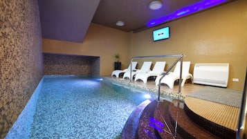 Una piscina cubierta