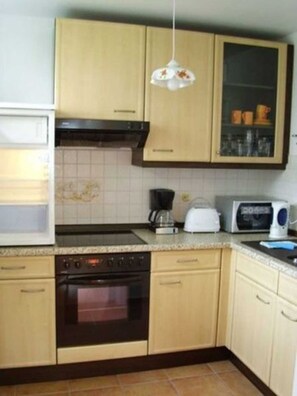 Fridge, microwave, oven, coffee/tea maker