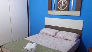 Minibar, wifi gratis y ropa de cama