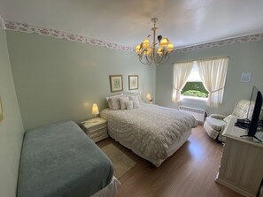 Habitación doble | Ropa de cama hipoalergénica, edredón, camas con pillow-top y minibar 