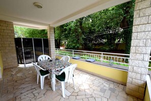 Outdoor dining - Holiday apartment with Terrace and Internet Access (Malinska)