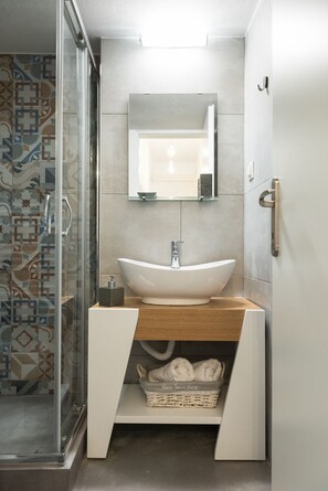 Deluxe Apartment | Bathroom | Shower, free toiletries, hair dryer, towels - Central Maison (Thessaloniki)