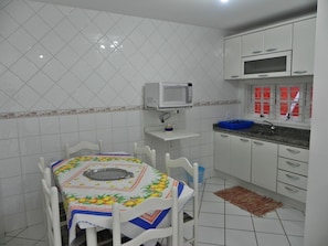 Apartamento (1161) | Cozinha privada | Geladeira, micro-ondas, fogão, talheres/pratos/utensílios de cozinha