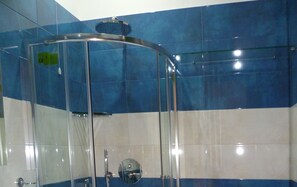 Deluxe Double Room | Bathroom | Shower, free toiletries, bathrobes