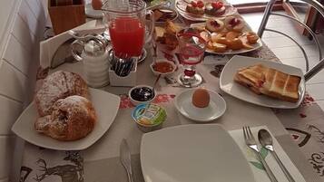 Tägliches einheimisches Frühstück (5 EUR pro Person)