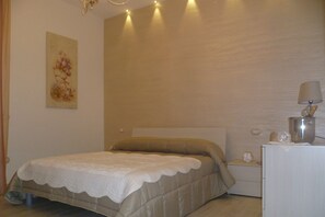 Quarto casal luxo, sacada | Roupas de cama premium, escrivaninha, quartos à prova de som