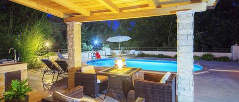 Lämmitetty uima-allas