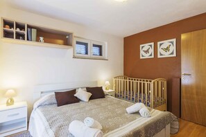 5 عدّة غرف نوم وسرير سفر وخدمة الإنترنت