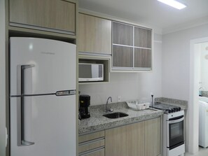 Appartamento | Cucina privata | Frigorifero con congelatore, microonde, piano cottura