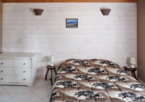 3 slaapkamers, een strijkplank/strijkijzer, babybedden, internet