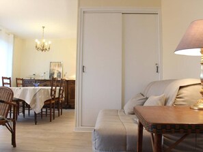 TV - 2-room apartment with parking near La Rochelle center (La Rochelle)