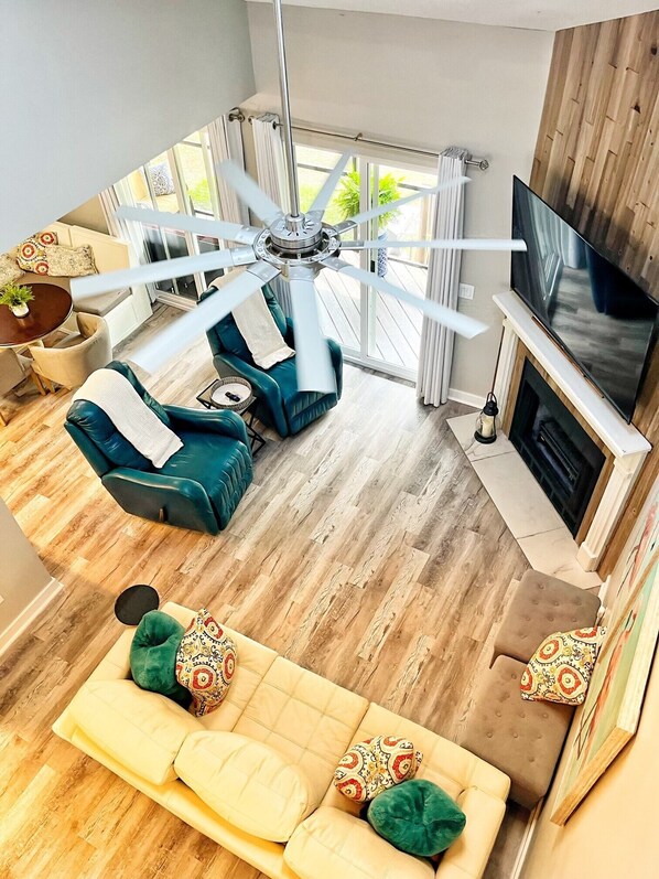 Smart TV, fireplace - 2BR 2.5 BA Townhome. Conveniently located to everything! (Orange Beach)