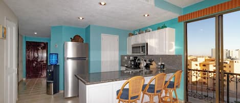 Køleskab, mikrobølgeovn, ovn, kogeplade