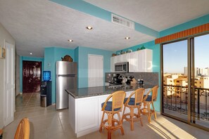 Een koelkast, een magnetron, een oven, een kookplaat