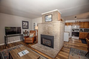 TV - Squirrels Nest/Douglas by Hauserman Rentals (Carnelian Bay)
