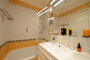 Bañera, secador de pelo, toallas