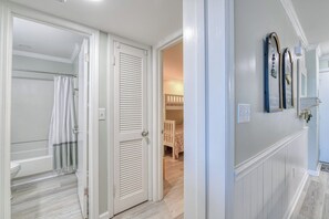 Combined shower/bathtub, towels