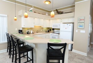 Kylskåp, mikrovågsugn, ugn och spishäll