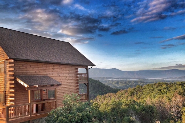 What a stunning morning view! Majestic unobstructed views of Mt LeConte!
