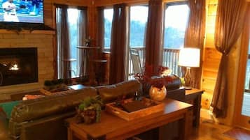 Smart TV, caminetto, tavolo da calcetto