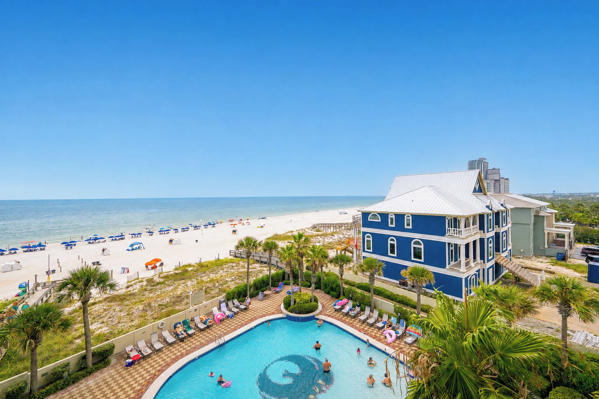 Ein Resort mit Schwimmbad, Strand und Meerblick.