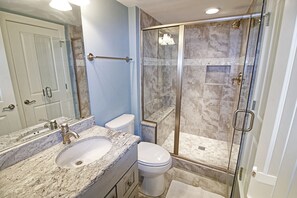 Kombinert dusj/badekar og håndklær