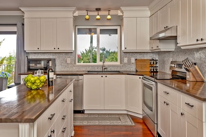 Luxurious Olympic View Suite 1400 Sq ft + Balcony