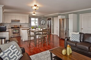 Smart TV, fireplace, Netflix, streaming services - Luxurious Olympic View Suite 1400 Sq ft + Balcony (Victoria)