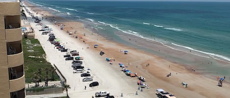Sulla spiaggia, lettini da mare, teli da spiaggia