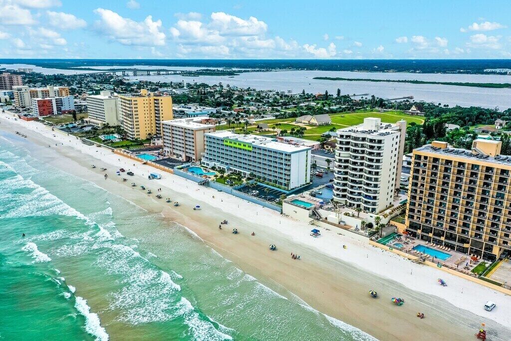 在海滩、沙滩椅、沙滩毛巾