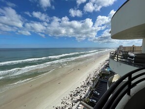 Accommodatie ligt op het strand, ligstoelen, strandlakens