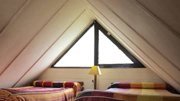 Bungalow básico, 2 habitaciones, baño privado, en el área del jardín | Camas extra