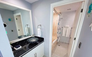 Dusche, kostenlose Toilettenartikel, Haartrockner, Handtücher