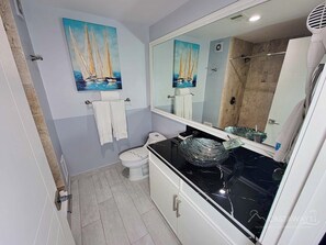 Dusche, kostenlose Toilettenartikel, Haartrockner, Handtücher