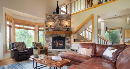 Berghaus Lodge South | Pet Friendly | Private Hot Tub | Family Friendly Game Room