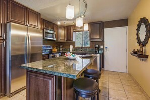 冷蔵庫、電子レンジ、オーブン、コンロ