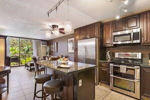 冷蔵庫、電子レンジ、オーブン、コンロ