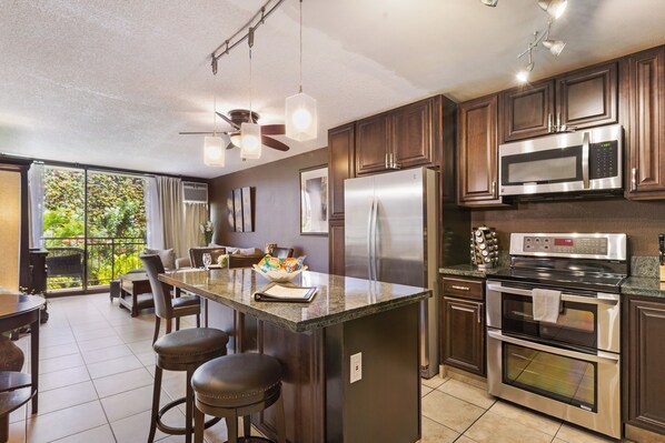 Jääkaappi, mikroaaltouuni, uuni, liesi