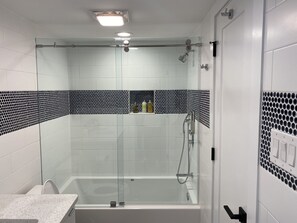 Combinazione doccia/vasca, asciugacapelli, asciugamani, sapone