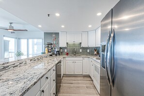 Fridge, microwave, oven, stovetop - Pure luxury in North Myrtle Beach (North Myrtle Beach)